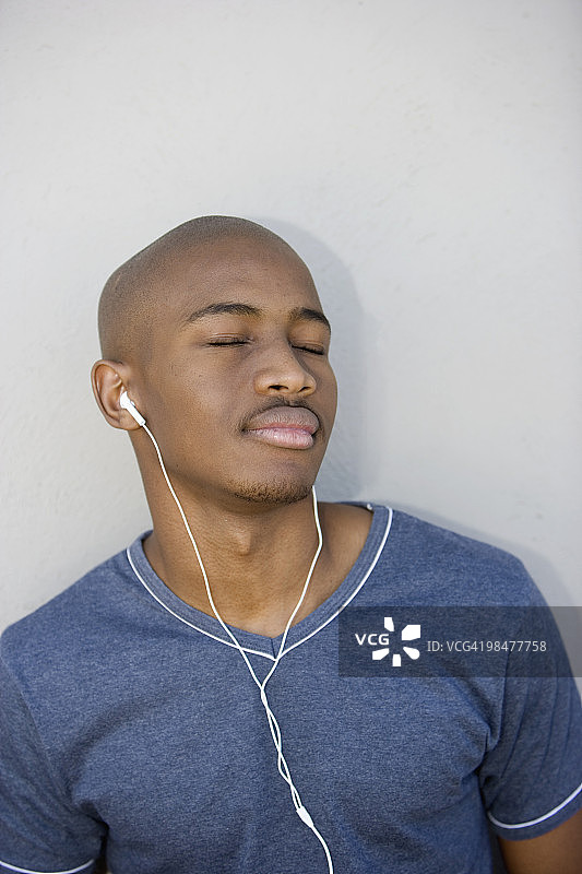 男人在听MP3播放器，南非夸祖鲁-纳塔尔省图片素材