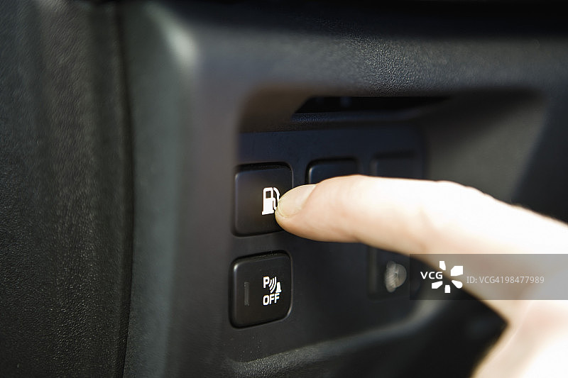 按下仪表板键盘上的油箱按钮图片素材