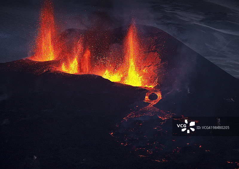 火山喷发的熔岩图片素材