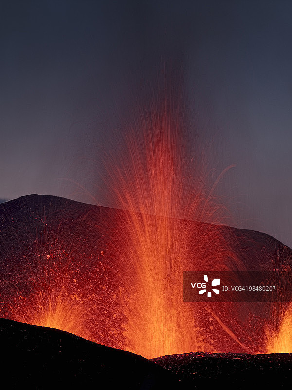 火山喷发的熔岩图片素材