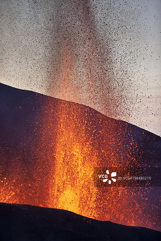 火山喷发时的熔岩喷泉图片素材
