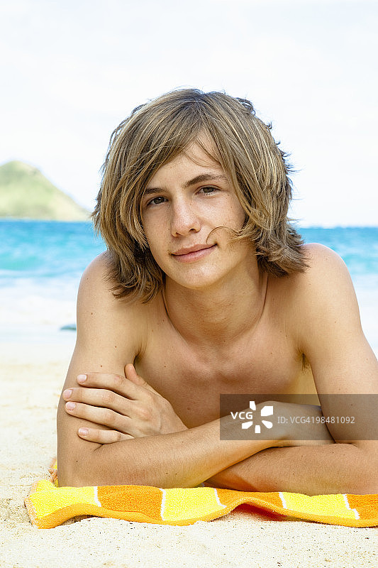 在海滩上没穿衬衫的青少年图片素材