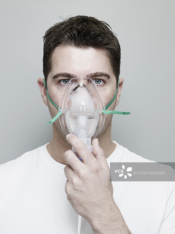 戴着氧气面罩的男人图片素材