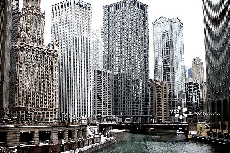 芝加哥河沿岸的建筑图片素材