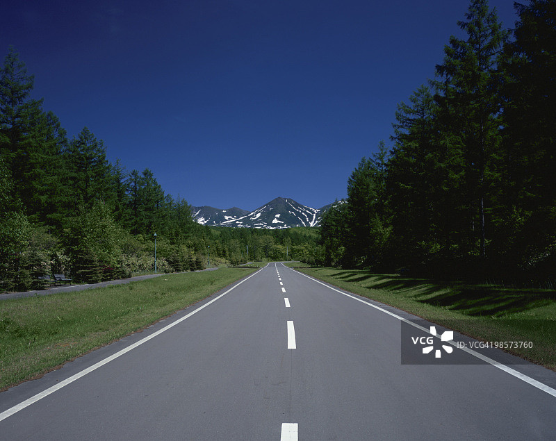 通往十胜山脉的道路，位于日本北海道美瑛町图片素材