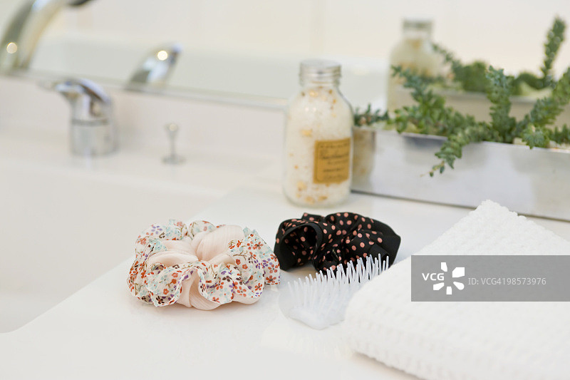 浴室里的发刷和发圈图片素材