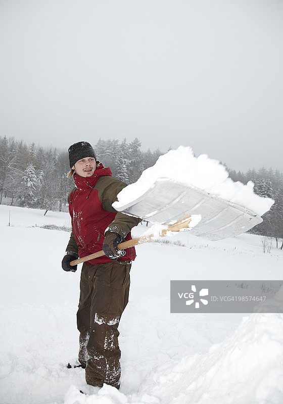 男人铲雪图片素材
