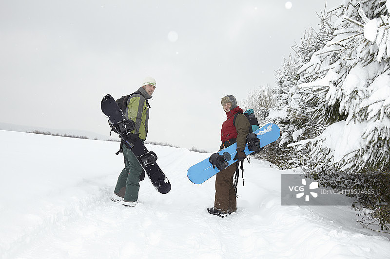 两名男子携带滑雪板图片素材