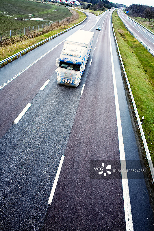 瑞典公路上的卡车图片素材