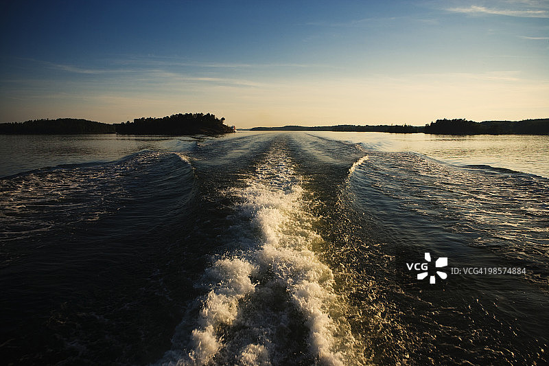 瑞典日落时的回浪图片素材