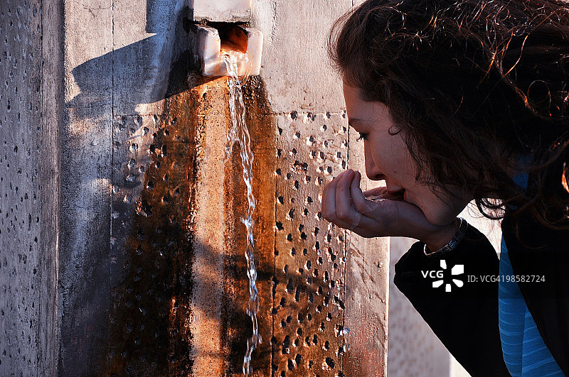 少女饮用清水图片素材