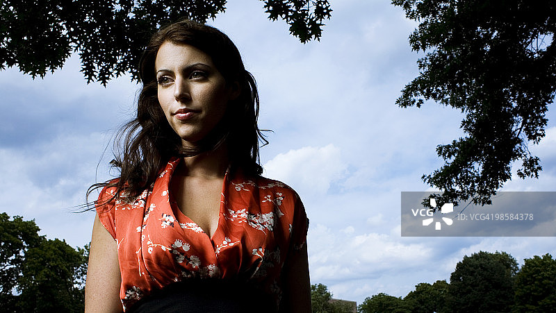 穿红色衬衫的深色头发女孩图片素材