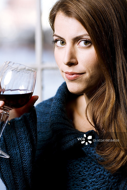 喝葡萄酒的蓝衣女子图片素材