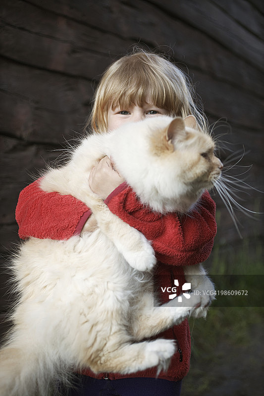 女孩抱着一只大猫，瑞典图片素材