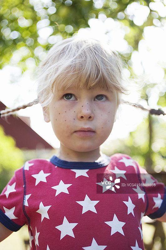 在瑞典，编着辫子、带有假雀斑的女孩图片素材