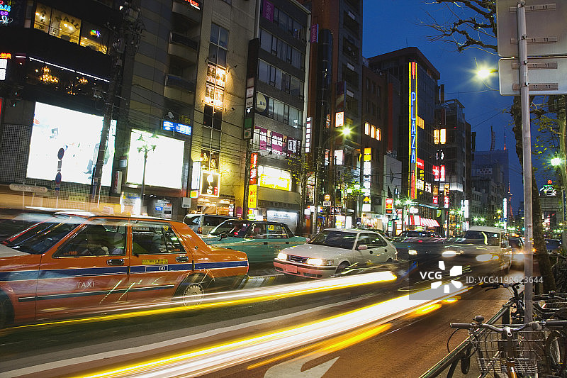 夜晚的日本东京繁华街道图片素材