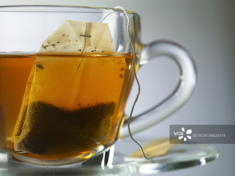 带茶包的玻璃茶杯图片素材