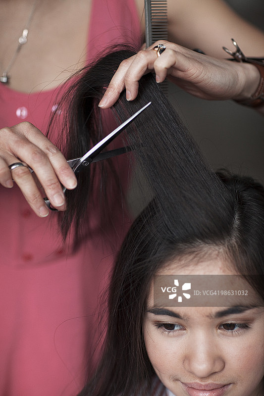 少女在理发店理发图片素材