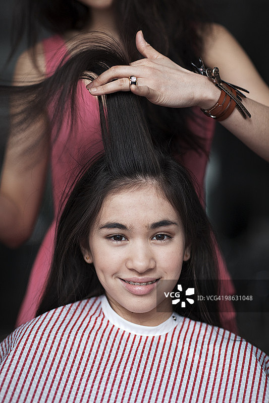 少女在理发店理发图片素材