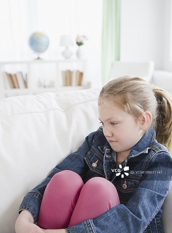 撅嘴的年轻女孩图片素材