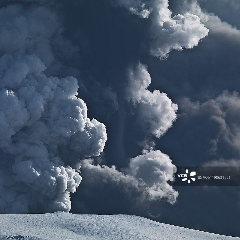 埃亚菲亚德拉冰盖火山喷发时的火山灰云图片素材
