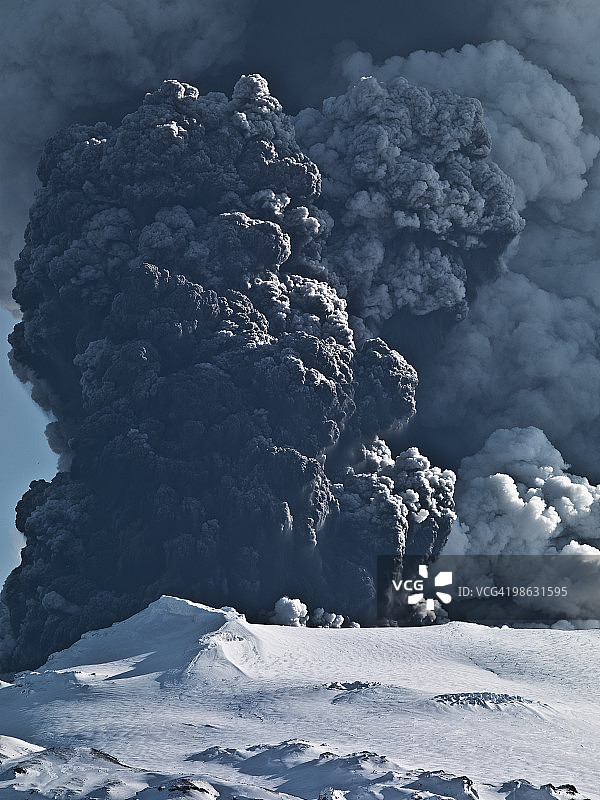 埃亚菲亚德拉冰盖火山喷发时的火山灰云图片素材