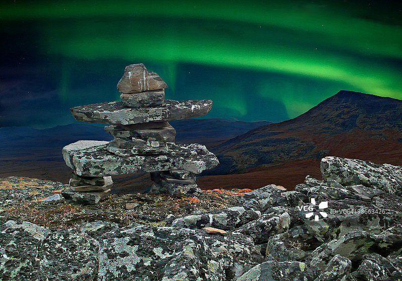 育空地区北部的因纽克舒克石堆图片素材