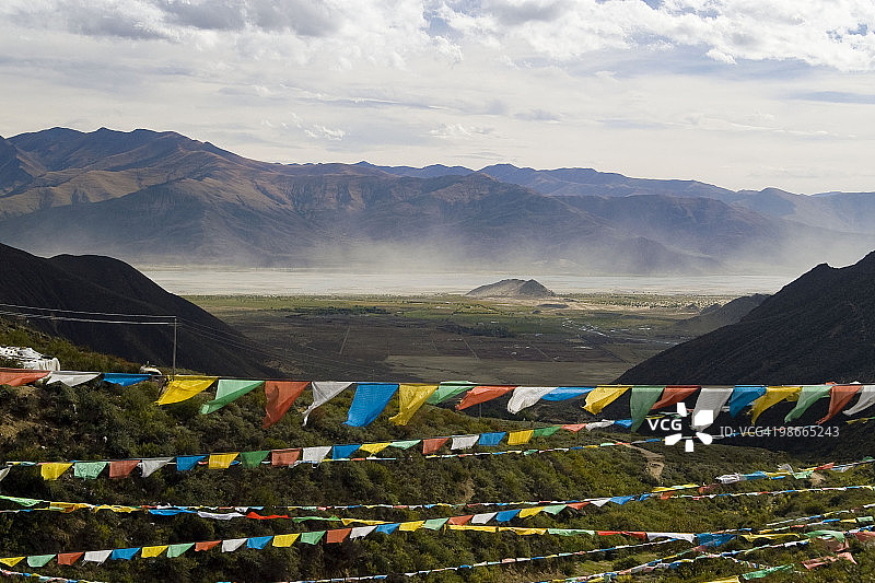 青普禅院的经幡图片素材