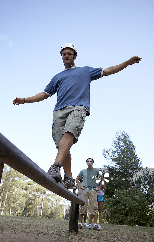 男人在木梁上保持平衡图片素材