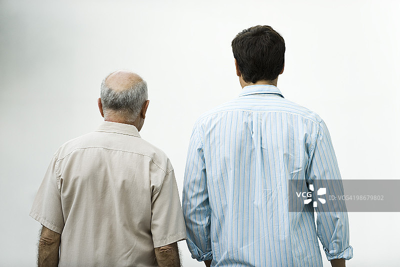 老年男人与成年儿子一起散步的背影图片素材