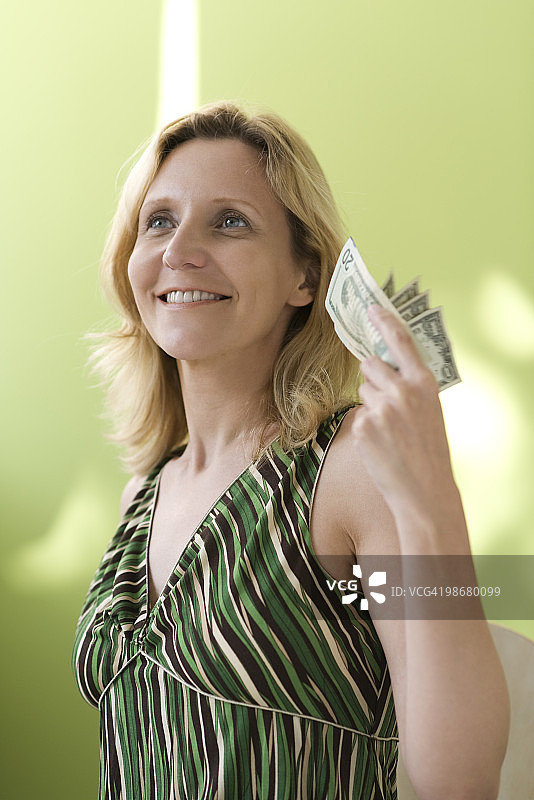 女人拿着一把现金图片素材