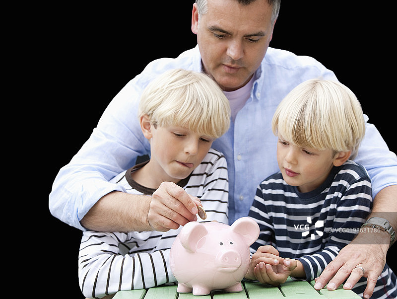 父亲教儿子们储蓄图片素材