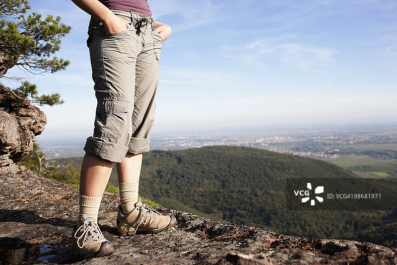在山顶上的女人图片素材