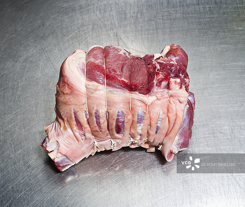 一块未烹饪的捆扎肉图片素材