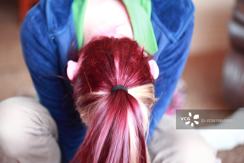 女孩展示粉色小马发型图片素材