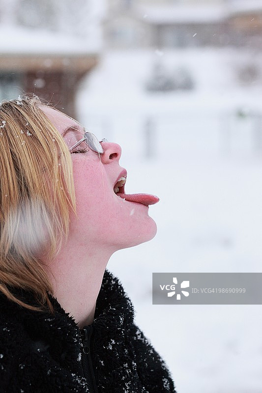 儿童用舌头接雪花图片素材