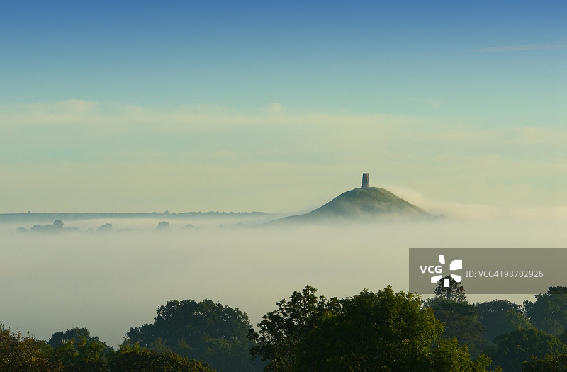 格拉斯顿伯里托尔山的清晨薄雾图片素材