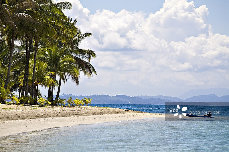 游客在巴拿马科隆岛的Boca Del Drago海滩海上皮划艇图片素材