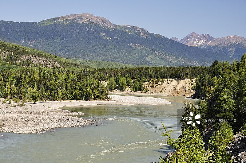 加拿大不列颠哥伦比亚省斯基纳河和基蒂马特山脉图片素材