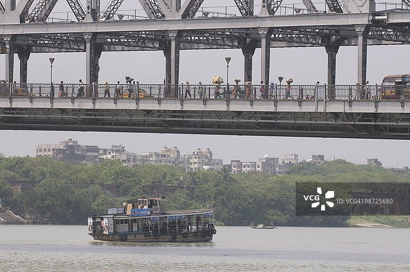 印度西孟加拉邦加尔各答豪拉桥下的客运渡轮图片素材