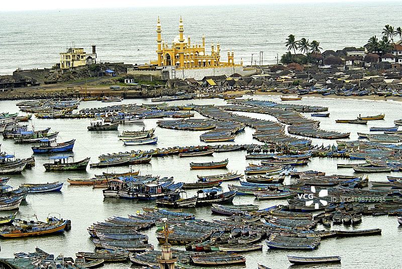 印度喀拉拉邦维津贾姆沿海地区的渔船图片素材