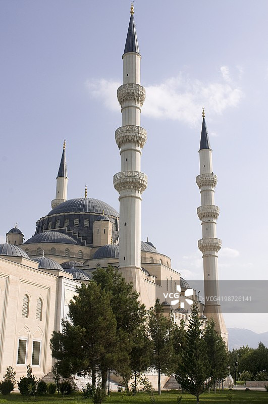 土库曼斯坦阿什哈巴德的阿扎迪清真寺图片素材