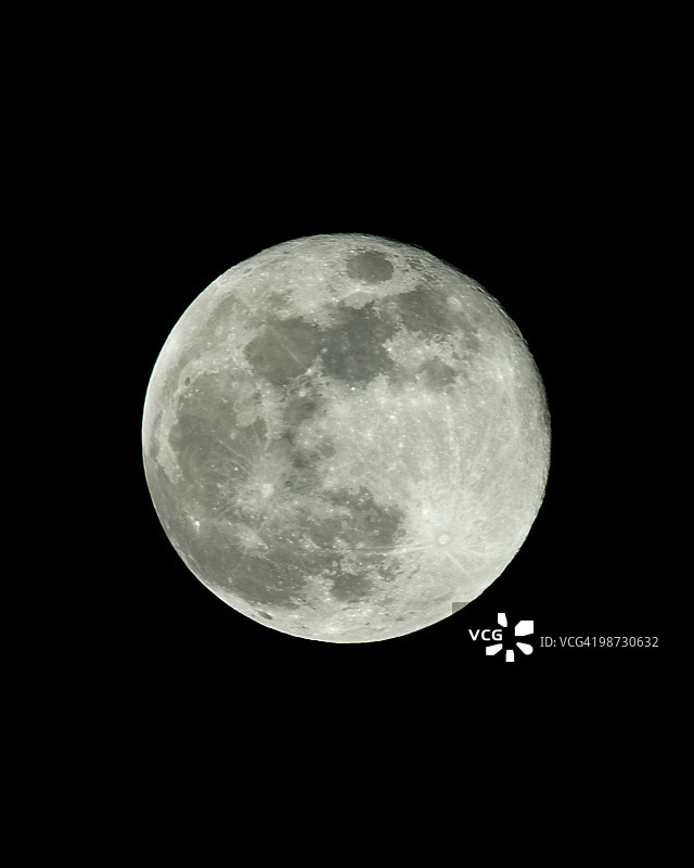 显示月球表面陨石坑细节的满月图片素材