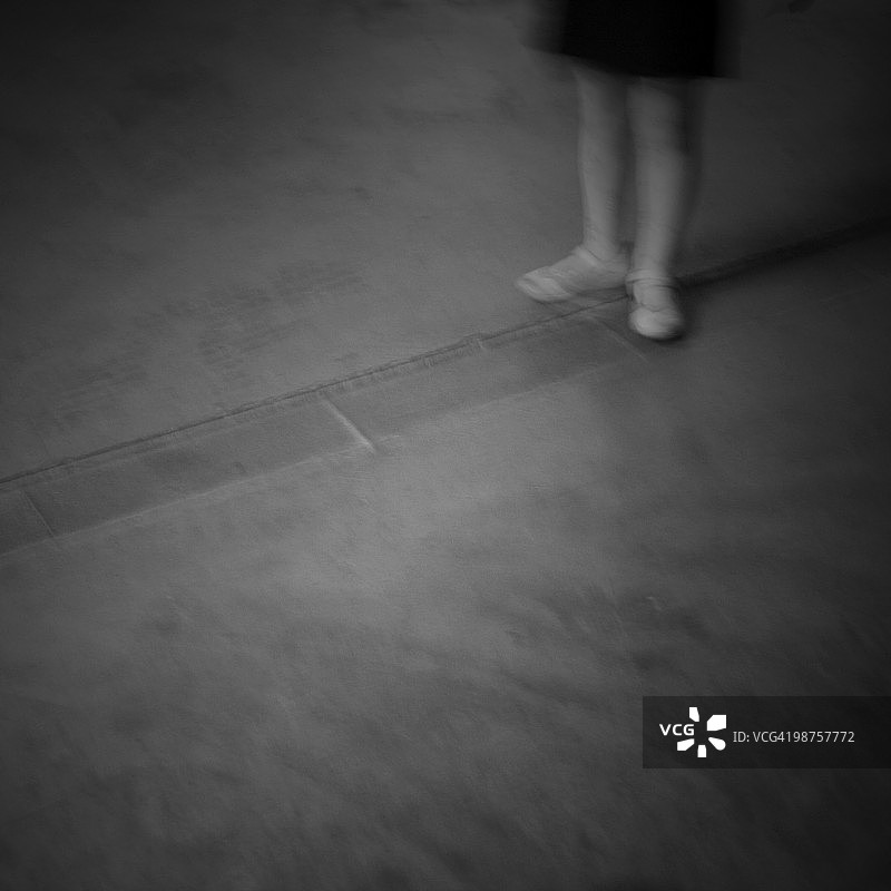 在车库里的女孩图片素材