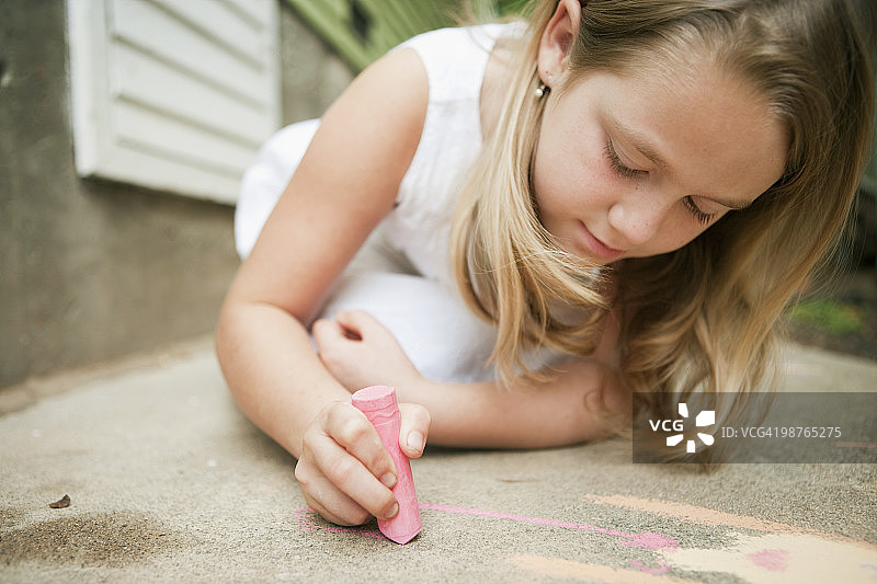 女孩在做粉笔画图片素材