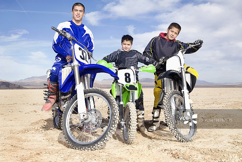 骑摩托车的三兄弟图片素材