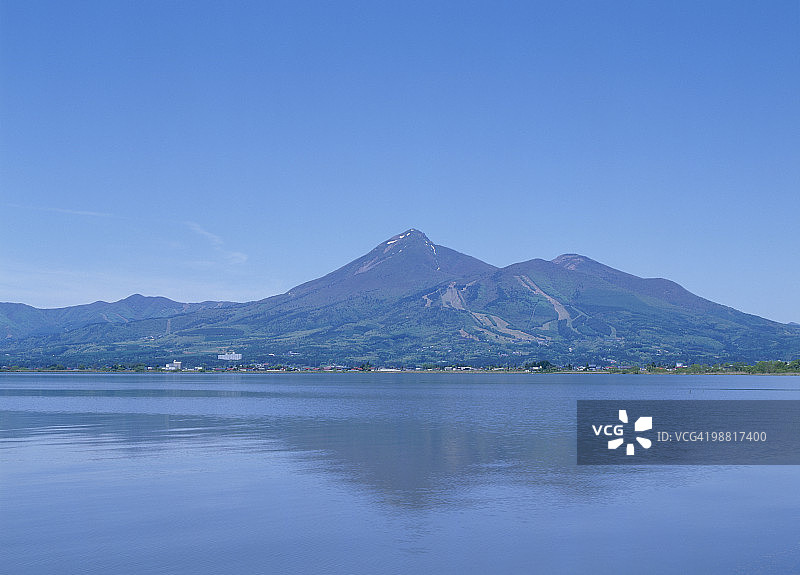 猪苗代湖和磐梯山，日本福岛县猪苗代町图片素材