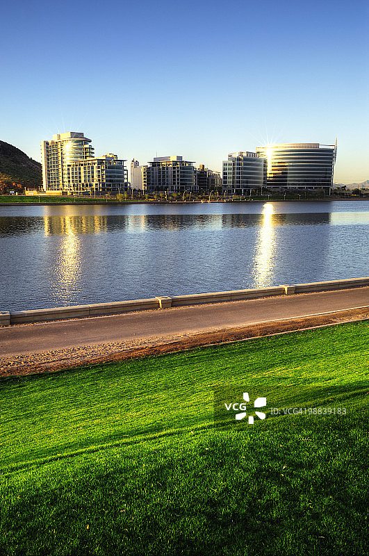 坦佩镇湖和磨坊大道桥梁图片素材