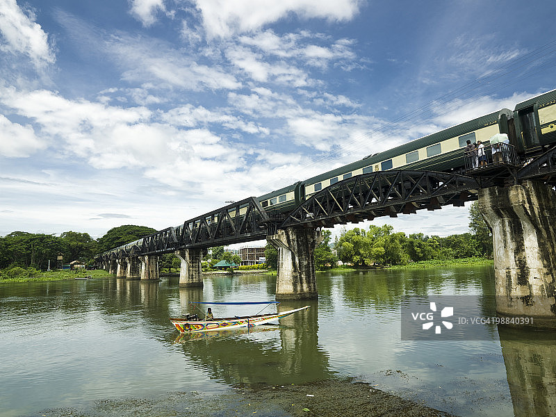 列车驶过泰国北碧府桂河图片素材