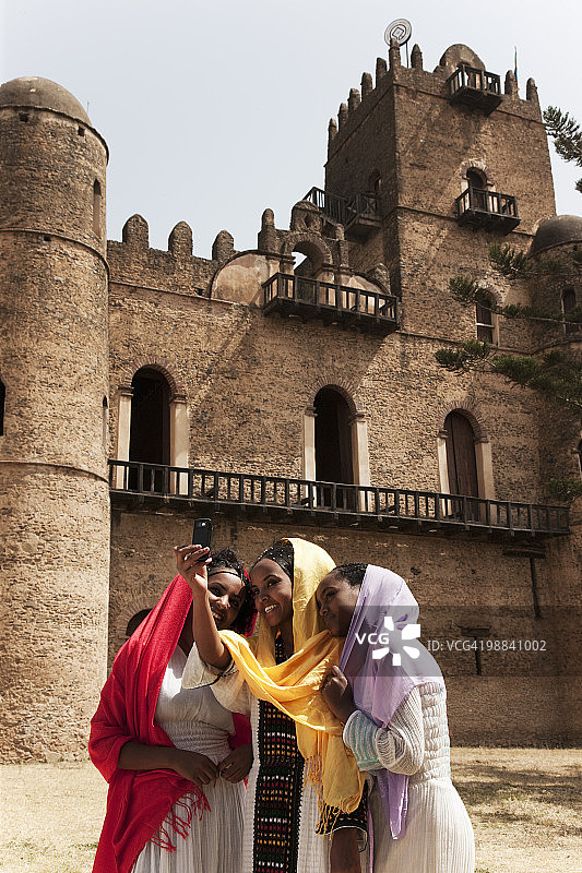 正在拍照的埃塞俄比亚妇女图片素材
